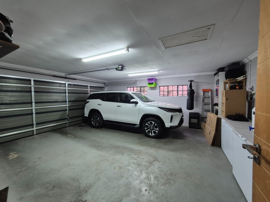 5 Bedroom Property for Sale in Langenhovenpark Free State